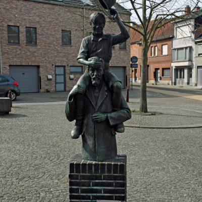 Zichem-Scherpenheuvel
Ter gelegenheid van 100 jaar Ernest Claes, werd een beeld ontworpen door de kunstenaar T. Frantzen. Dit monument werd afgewerkt en ingehuldigd in 1985. Naar aanleiding van de honderdste verjaardag van de geboorte van de schrijver van onder meer De Witte, werd hij vereeuwigd met dit bronzen beeld dat voor de kerk op het kerkplein werd geplaatst. Kunstenaar Frantzen maakte gebruik van Claes’ meest populaire verhaal over de ondeugende bengel en creëerde een waarheidsgetrouw beeld van de bekendste inwoner ooit met op zijn schouder de immer populaire ‘Witte’.