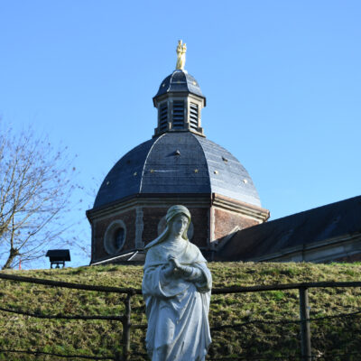 De Kapel van Onze-Lieve-Vrouw van Oudenberg is een kleine bedevaartkapel op de top van de Oudenberg, een getuigenheuvel in de Belgische stad Geraardsbergen, in de Vlaamse Ardennen. De huidige kapel dateert van 1906 en werd ontworpen in neobarokke stijl door architect Vandamme. Ze verving een kleinere 17de eeuwse kapel. Reeds in 1294 was dit de locatie van een kluizenaarswoning. De bakstenen kapel is een ongelijkzijdige zevenhoek, met drie zijkapellen en een portaal op het westen. In de kapel bevindt zich een Mariabeeldje van eikenhout uit de eerste helft van de 17de eeuw. Het is een overblijfsel van de vorige kapel. De kapel krijgt media-aandacht bij elke passage van een wielerwedstrijd langs de Muur van Geraardsbergen.