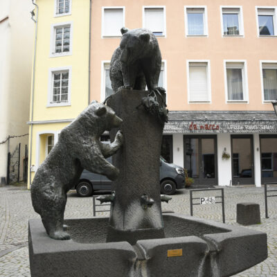 De Bärenbrunnen in het oude centrum van Bernkastel, voorheen Rauschepütz genoemd, voorzagen de inwoners van drink- en dienstwater. De Rauschepütz met beer aan de Graacherstraße werd in 1899 afgebroken. Sinds 1968 staat hier een nieuwe berenplas, een imposant werk van Hanns Scherl uit Wittlich: twee levensgrote beren - de heraldische dieren van de stad Bernkastel - op een machtig fonteinbekken van grijs basalt.