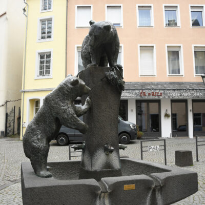 Bernkastel-Keus (Eiffel Duitsland) - De Bärenbrunnen in het oude centrum van Bernkastel, voorheen Rauschepütz genoemd, voorzagen de inwoners van drink- en dienstwater. De Rauschepütz met beer aan de Graacherstraße werd in 1899 afgebroken. Sinds 1968 staat hier een nieuwe berenplas, een imposant werk van Hanns Scherl uit Wittlich: twee levensgrote beren - de heraldische dieren van de stad Bernkastel - op een machtig fonteinbekken van grijs basalt.