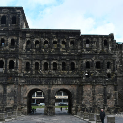 De Porta Nigra (Latijn voor 'Zwarte Poort') is een stadspoort uit de Romeinse tijd in de Duitse stad Trier. Het bouwwerk, dendrochronologisch gedateerd in het jaar 170, is het oudste en grootste monument van zijn soort in Duitsland.  De Porta Nigra is de noordelijke poort van de 6418 m lange stadsmuur die tussen 160 en 200 n.Chr. werd opgetrokken rondom Romeins Trier, Augusta Treverorum. De poort is 36 m breed, 21,5 m diep en 30 m hoog. De poort bestaat uit op elkaar passende zandsteenblokken, zonder voegen. De stenen waren oorspronkelijk verbonden door ijzeren krammen, vergelijkbaar met de stenen van het Colosseum. Door verwering en roetafzetting werden de zandsteenblokken, oorspronkelijk licht van kleur, in de loop der eeuwen zwart. Hierdoor kreeg de poort in de middeleeuwen zijn huidige naam. De oorspronkelijke Romeinse naam is niet bekend. Aangezien de poort voor militair gebruik was bestemd, zijn alleen de hogere verdiepingen voorzien van openingen met bogen in de vorm van een venster. Aanvallers die erin slaagden de buitenste poorten te overwinnen, konden op de binnenplaats van alle kanten bekogeld worden.