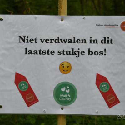 De laatWalk 4-charity Cuninaste twee kilometer werden we aangemoedigd met leuke borden