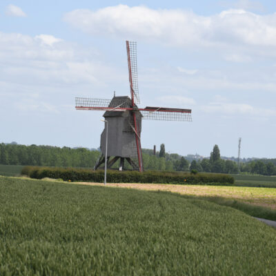 Sloebertocht Zwalm - De Vinkemolen is een standerdmolen in de Belgische deelgemeente Sint-Denijs-Boekel. De molen stond oorspronkelijk in Oosterzele waar ze voor het eerst werd vermeld in 1586 als molen op de Vyncke. Ze werd in 1790 overgebracht naar de Geraardsbergsesteenweg, ten noorden van de Oosterzeelse dorpskom . Tot 1956 maalde de molen. In 1968 werd de buitenkant gerestaureerd, waarbij een nieuw gelast gevlucht werd gestoken. Op 27 november 1983 waaide de molen omver; met de heropbouw bleef men dralen. Op Franskouter werd in 2002-2003 de Vinkemolen heropgebouwd, op de plaats waar in 1946 een andere standerdmolen, de Franskouterwindmolen (16e-eeuws), was gesloopt. De inhuldiging gebeurde in augustus 2003.