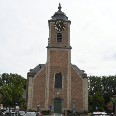 Hopduveltochten Mollem-Asse - De Sint-Stefanuskerk in Mollem werd gebouwd in de periode 1754-1758 door de abdij van Affligem en is opgetrokken in barokstijl, met een deuromlijsting in rococostijl. De kerk werd ingezegend op 28 juni 1760 door aartspriester De Bruyne van de dekenij Aalst en plechtig ingewijd op 16 juni 1776 door aartsbisschop Johannes van Frankenberg die het hoogaltaar wijdde.