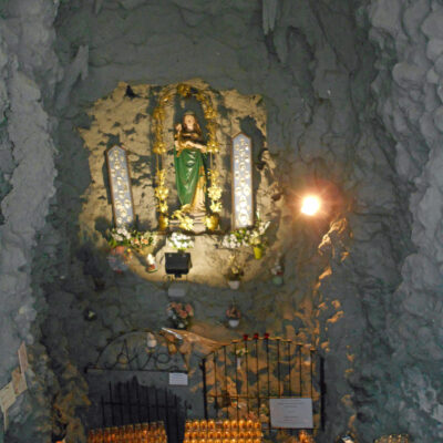 Aan de noordzijde van de kerk ligt het ‘grotteke’ dat in 1858 gebouwd werd na de verschijningen van Onze-Lieve-Vrouw in Lourdes. Dit grotje is nog steeds een bijzondere bedevaartsplaats voor vele Tienenaars.