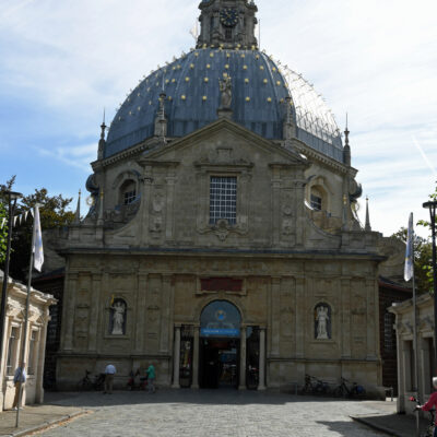 De Basiliek van Onze-Lieve-Vrouw van Scherpenheuvel is een basiliek gelegen op het grondgebied van de Scherpenheuvel-Zichemse deelgemeente Scherpenheuvel in België. Het oord is 's lands belangrijkste bedevaartsoord. Scherpenheuvel was lange tijd slechts een gehucht van Zichem en werd door de toeloop van bedevaarders belangrijker dan Zichem. Het kreeg in 1605 stadsrechten en grachten en tegelijkertijd ook een grondplan in de vorm van een zevenpuntige ster met de basiliek in het centrum. Het gebouw is een van de oudste koepelkerken in de Lage Landen en werd ingewijd in 1627 door de aartsbisschop van Mechelen, Jacobus Boonen. De kerk werd tot basiliek verheven in 1922 en is sinds 1952 een beschermd monument. Ze werd gebouwd op initiatief van en betaald door de aartshertogen Albrecht van Oostenrijk en Isabella. Zij verbleven vlak tegenover de basiliek in het nog bestaande huis Het Gulden Vlies tijdens hun bezoeken aan Scherpenheuvel. Bij de inwijding offerde Isabella juwelen op de altaartrappen. Ze wilde hiermee aantonen dat aardse goederen niet het belangrijkst zijn. De architect van de bouwwerken was Wenceslas Cobergher; hij koos voor een basiliek in de vorm van een zevenster, een symbool voor de zeven vreugden en zeven smarten van Maria. De bouw gebeurde onder leiding van Judocus Bouckaert, proost van de bedevaartsplaats en later bisschop van Ieper. Het schilderij boven het hoofdaltaar en zes andere schilderijen zijn van Theodoor Van Loon (Vlaamse Meesters in Situ). De koepel heeft geen lichtopeningen en is met lood afgedicht. Hij is versierd met 298 zevenpuntige vergulde sterren. De zijkapellen zijn opgetrokken in ijzerzandsteen die in het nabijgelegen Langdorp werd gedolven. De vierkante toren, met een beiaard van 49 klokken, is gebouwd uit zandsteen. De lantaarn (bovenste verdieping) kon pas worden gebouwd na een gift van Filips IV van Spanje. De toren is voorzien van een trap aan de binnenzijde. Hij werd in 1859 hersteld van de schade opgelopen door het naar beneden gooien van de door Franse revolutionairen verbrijzelde klokken. Op 15 mei 2011 werd tijdens een misviering een door paus Benedictus XVI geschonken Gouden Roos ereteken aan de basiliek overhandigd.