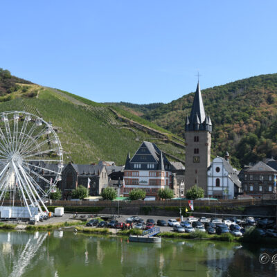 Bernkastel-Kues is een toeristische plaats in Duitsland. Het stadje ligt aan de Moezel, tussen de wijngaarden. Het bestaat uit twee delen: Bernkastel op de rechteroever van de Moezel en Kues op de linkeroever. De delen zijn met een brug met elkaar verbonden. De Moezel vormt in dit gebied de grens tussen de Eifel in het noorden en de Hunsrück in het zuiden en maakt er veel scherpe bochten. De Moezel en Bernkastel-Kues liggen lager dan de omgeving. De wijngaarden liggen op de hellingen van het dal van de Moezel. Bernkastel ligt aan het oosten op de buitenbocht van de Moezel, aan de kant van de Hunsrück, en Kues aan het westen in de binnenbocht.Vooral het deel Bernkastel is toeristisch. Het heeft een oud centrum. Daarin leiden stegen, de smalste over trappen, omhoog naar de wijngaarden. Kues is groter en moderner dan Bernkastel. Het historische centrum van Bernkastel telt vele vakwerkhuizen. Het renaissancestadhuis dateert uit 1608. Boven Bernkastel verheft zich de ruïne Burg Landshut, een voormalige zomerresidentie van de Trierse aartsbisschoppen. Op de plek van het kasteel bevond zich in de Romeinse tijd een versterking. Aan de oever van de Moezel in Kues staat het laatgotische St. Nikolaus-Hospital, of Cusanusstift.