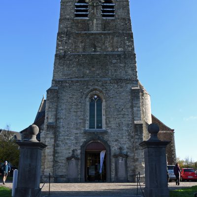 De Sint-Martinuskerk is een kerkgebouw in de Belgische deelgemeente Moorsel, toegewijd aan Martinus van Tours. De kerk zou, volgens de legende, gebouwd zijn op het puin van de Heilige Sacramentskapel die voor het eerst in 1105 werd vermeld en onder de voogdij van de abt van Affligem viel. De kerk is een zandstenen gebouw, opgetrokken op een afgeschuinde plint en zijbeuken waarin bakstenen zijn verwerkt. De 13e-eeuwse kerktoren staat aan de westzijde met een traptoren aan de zuidkant uit de eerste helft van de 14e eeuw en een vierkantige doopkapel aan de noordzijde. Het kerkschip omvat drie beuken en een transept dat aan de zuidelijke zijde is ingekort door de verbreding van een zijbeuk. Het priesterkoor bestaat uit een rechte travee en een noordelijke zijkapel en hulpsacristie, zuidelijke zijkapel en sacristie. Het portaal uit de tweede helft van de 18e eeuw aan de westelijke zijde vertoont een rondboogpoort in een rococo-omlijsting van arduin.