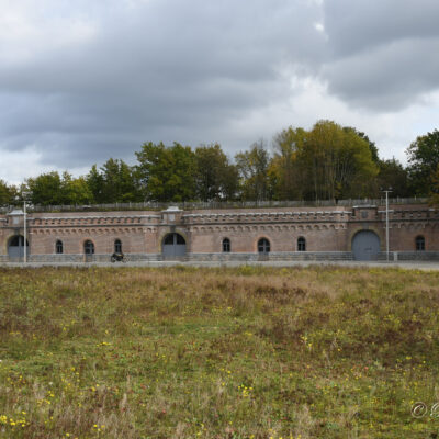 Fortentocht Wommelgem - Fort 3 Borsbeek : Dit bakstenen fort werd gebouwd in 1860-1864, met meer decoraties in het metselwerk en in natuursteen dan de andere Brialmontforten. Rond 1907 is er een pantserkoepel geplaatst, die uitzonderlijk nog aanwezig is. Het werd als eerste fort van de Grote Omwalling gebouwd en als enige naar het oorspronkelijke ontwerp. Dat ging er van uit de vijand van nabij onder vuur te nemen. Dit bleek al snel achterhaald en het ontwerp is bij de andere forten gewijzigd. Fort 3 wijkt daardoor af van de andere, later gebouwde Brialmontforten. De wallen zijn voorzien van escarpgalerijen met schietgaten voor extra grachtverdediging, en er is een weergang onder de aangebrachte aarden wallen langs de buitenzijde van het hoofdfront. Ook het hoofdfrontgebouw en de toegangen tot de halve caponnières wijken af, en er zijn meer kazernegebouwen aanwezig. Ook het ontwerp van de toegang naar het reduit, geflankeerd door torentjes, is uniek. Het fort is met de Vliegveldweg verbonden met de Frans Beirenslaan, de voormalige Krijgsbaan. Die verbindt alle forten van deze gordel van Wijnegem (verdwenen fort 1) tot Hoboken (fort 8). Ruim de helft van de fortgracht is gedempt. Een aantal originele gebouwen is wel bewaard, maar in slechte staat. Het reduit en de caponnière zijn gebombardeerd tijdens de Tweede Wereldoorlog. Het buitenglacis is grotendeels aanwezig. Verschillende onderdelen van het fort zijn na de Tweede Wereldoorlog gesloopt. Op het forteiland zijn een groot aantal (golfplaten) loodsen gebouwd. In 2003 werden het hoofdfront met caponnière, de halve zijcaponnières, de gracht voor het hoofdfront en het buitenglacis beschermd als monument.