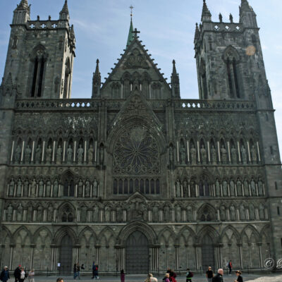 Het bekendste bouwwerk in Trondheim is de Nidaroskathedraal, dat naast het aartsbisschoppelijk paleis ligt in het oude historische centrum van Trondheim. De grote kathedraal, gebouwd vanaf 1070, is het belangrijkste gotische monument in Noorwegen. Gedurende de middeleeuwen was het de belangrijkste christelijke pelgrimsplaats in Noord-Europa, met pelgrimsroutes vanuit Oslo in het zuiden van Noorwegen en vanuit Jämtland en Värmland in het naburige Zweden. Tijdens de middeleeuwen, en ook na de onafhankelijkheid van 1905, was de Nidaroskathedraal de kroningskerk van de Noorse koningen. Koning Haakon VII was in 1906 de laatste koning die hier gekroond werd. Vanaf 1957, te beginnen bij koning Olav V, worden koningen in Noorwegen niet meer gekroond maar gezalfd. In 1991 werden de huidige koning Harald V en koningin Sonja in deze kathedraal gezalfd. Op 24 mei 2002 trouwde hun dochter prinses Märtha Louise in de kerk met de schrijver Ari Behn.