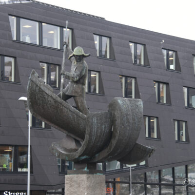 Standbeeld van een visser op de markt
Tromso