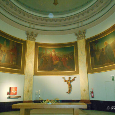 Prachtig gerestaureerde kapel. De drie muurschilderingen tonen ons : Opdracht van Maria in de tempel (vandaar de naam Presentatie), Jezus Predikt, Maria bezoekt haar nicht Elisabeth
Open monumentendag O.L.Vrouw Presentatie