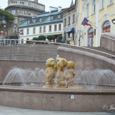 Hoofdstadsvierkant in bielsko-Biala met fontein voor Sulkowski-kasteel
Bielsko-Biata