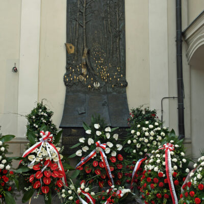 Gedenkteken voor de slachtoffers van de vliegramp van 10 april 2010 waarbij de toenmalige president Lech Kaczynski en tal van hoogwaardigheidsbekleders omkwamen. Zij waren op weg om de Katyn slachting te herdenken.