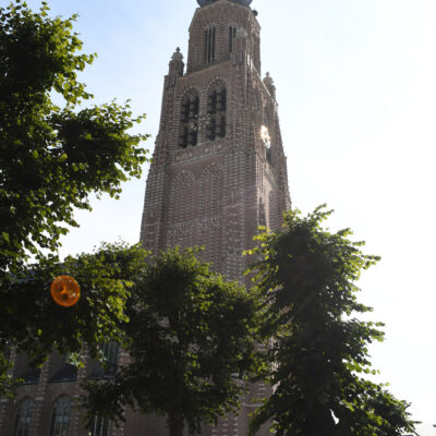 De Sint-Katharinakerk in Hoogstraten werd gebouwd tussen 1525 en 1550 in opdracht van Antoon van Lalaing en Elisabeth van Culemborg, graaf en gravin van het graafschap Hoogstraten. Het imposante bouwwerk wordt ook wel genoemd als “kathedraal van de Kempen” of in de volksmond “ons Katrien”. De kerk is in laatgotische stijl opgetrokken. In feite is het een mengvorm tussen Kempense gotiek en Brabantse gotiek naar plannen van architect Rombout II Keldermans (overleden in 1531). De toren is 104.7 meter hoog en vierkant aan de basis. Dit komt overeen met ongeveer 150 Brabantse el want de meter bestond nog niet in de 16e eeuw. De basis van de klokkentoren is vierhoekig die overgaat in een achthoekige (8 is het getal van de oneindigheid) kaars met vlam, een dubbele peerspits bedekt met leien. Witte speklagen uit zandsteen maken de kerk tot een flamboyant geheel. De kerk is het derde hoogste kerkgebouw in België. Kenmerkend is de rode Kempense baksteen wat zelden gebruikt wordt voor torens van die omvang. De hoogste bakstenen toren in Europa is die van de Martinskirche in Landshut, Duitsland (130,6 meter). De hoogste bakstenen toren van België is die van de Onze-Lieve-Vrouwekerk in Brugge (115 meter). De baksteen die gebruikt is voor de Onze Lieve Vrouwekerk van Brugge is eerder geel van kleur, terwijl de Sint-Katharinakerk van Hoogstraten opgetrokken is in de typische rode baksteen van de streek. Hoewel ze niet de hoogste bakstenen kerk in België is, is ze wel de kerk waar de baksteen het hoogste ligt. (zie ook Lijst van hoogste kerktorens). De kerk had niet te lijden onder de godsdienstrellen in de 16e eeuw, maar op 23 oktober 1944 werd de toren net voor de bevrijding door de terugtrekkende Duitse troepen gedynamiteerd. De wederopbouw volgde vanaf 1952 tot 1958 onder impuls van deken Lauwery. Sinds 1936 is de kerk een beschermd monument.