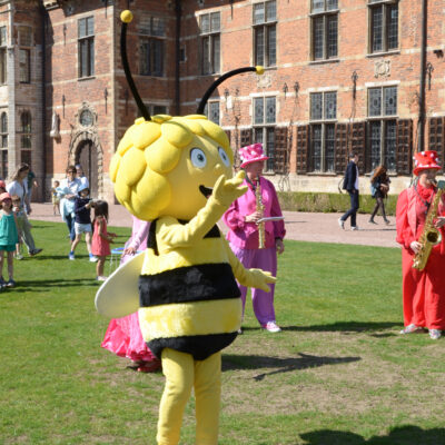 Maya's mini parade met muzikanten en danseressen