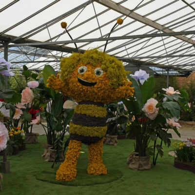 Maya de bij in bloemen een werk van bloemkunstenaar Diederik Danneels