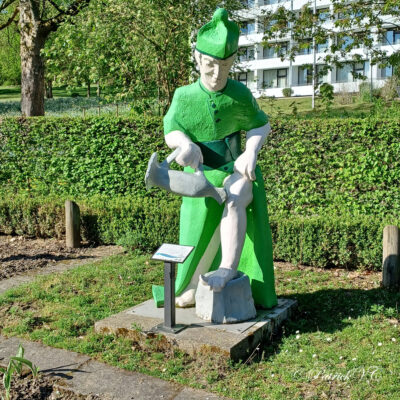 Brilon is sinds 2000 een erkend Kneipp-kuuroord. Deze beoordeling wordt gegeven aan plaatsen waar waterbehandelingen worden uitgevoerd volgens de leer van Sebastian Kneipp (1821 - 1897). Om deze reden heeft de Kneipp-vereniging Brilon e.V. in 2003 de kruidentuin in de kuurtuin aangelegd, omgeven door een haagbeukenhaag. Er werden ongeveer 50 geneeskrachtige en aromatische kruiden geplant. De meeste soorten zijn gelabeld met borden in de bedden. Illustraties op een overzichtsbord geven hierover informatie in de winter. En precies in het midden staat het beeld van pastoor Kneipp.