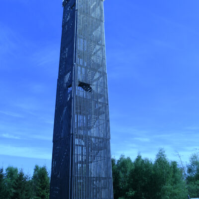 Sinds 2015 is de Möhnesee-toren een van de belangrijkste attracties in het Arnsberger Woud en bij de Möhne-dam. Het 42 meter hoge uitkijkplatform biedt een fantastisch uitzicht over het meer, het natuurpark Arnsberger Wald en de omliggende dorpen.  In totaal is de uitkijktoren aan de Möhnesee 42 meter hoog, je kunt het uitzicht zelf bewonderen vanaf zo'n 38 meter hoogte. De staalconstructie hier aan de Rennweg werd echter niet zomaar naakt in de natuur geplaatst, maar daaraan aangepast en bekleed met hout. Douglas – kanthout zorgt voor de natuurlijke uitstraling. 206 stappen wachten op je en dit is ook nog eens heel wat. Naast de talrijke trappen zijn er drie platforms van waaruit het uitzicht op verschillende hoogtes te bewonderen is. Zogenaamde "ramen" in de houten lambrisering zorgen voor een prachtig uitzicht. De laatste treden leiden als wenteltrappen naar boven. 31 stappen later heb je het doel bereikt.