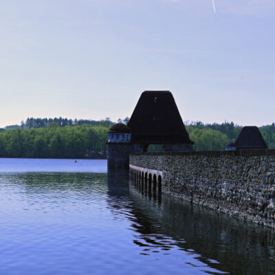 Net als bij de Edersee werd de dam zwaar beschadigd bij een bomaanval van de Britten in de nacht van 16 op 17 mei 1943, als onderdeel van Operatie Chastise. Er werd een groot gat, 72 meter breed en 22 meter hoog, geslagen met als gevolg een allesverwoestende vloedgolf die veel schade toebracht aan de infrastructuur in het Ruhrgebied. Hierbij kwamen bijna 1600 mensen om het leven, waaronder veel dwangarbeiders. De Duitsers wisten alles in 130 dagen weer te herstellen. De dam werd tijdens de rest van de oorlog, mede door de sterk verbeterde beveiliging en verdediging, niet meer aangevallen met bommenwerpers. 