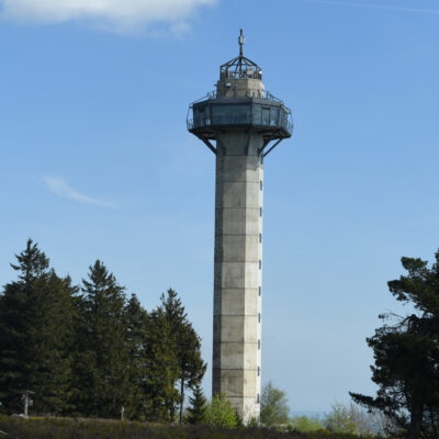 Hochheideturm is een 59 meter hoge (194 ft) uitkijktoren, met een volledig glazen prospect platform op 831 meter hoog, gelegen in Ettelsberg, Duitsland, in de buurt van Willingen. De noordwestkant van de toren is de hoogste kunstmatige klimmuur van Europa (hoogte: 41 meter). 