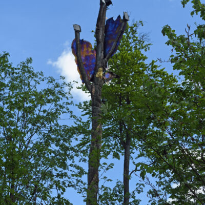 Op het stroomgebied van Rijn-Weser tussen Elleringhausen en Brilon-Wald, direct aan de Rothaarsteig, staat de ongeveer tien meter hoge vuureik. Het is gemaakt door Jürgen Suberg. Een bronzen band wikkelt zich rond de stam, die is versierd met geschilderde gebeeldhouwde reliëfs, naar de voormalige top van de boom en eindigt in een symbolische vlam van titaniumplaten.