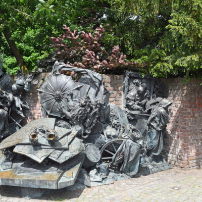 Het City Elevation Monument is een monument ter herdenking van de toekenning van stadsrechten aan Düsseldorf. Het is gelegen aan de Joseph-Wimmer-Gasse op de hoek van Müller-Schlösser-Gasse in de oude binnenstad. Het beeld is gemaakt door Bert Gerresheim. Het werd in 1988 opgericht ter gelegenheid van de viering van het 700-jarig bestaan. Tot de motieven behoren de Slag bij Worringen, de bezegeling van het stadsrecht en de verheffing van de parochiekerk gewijd aan St. Lambertus tot een kanunnikenklooster.